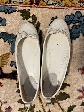 Gucci White Leather Monogram Ballet Flats with Bow